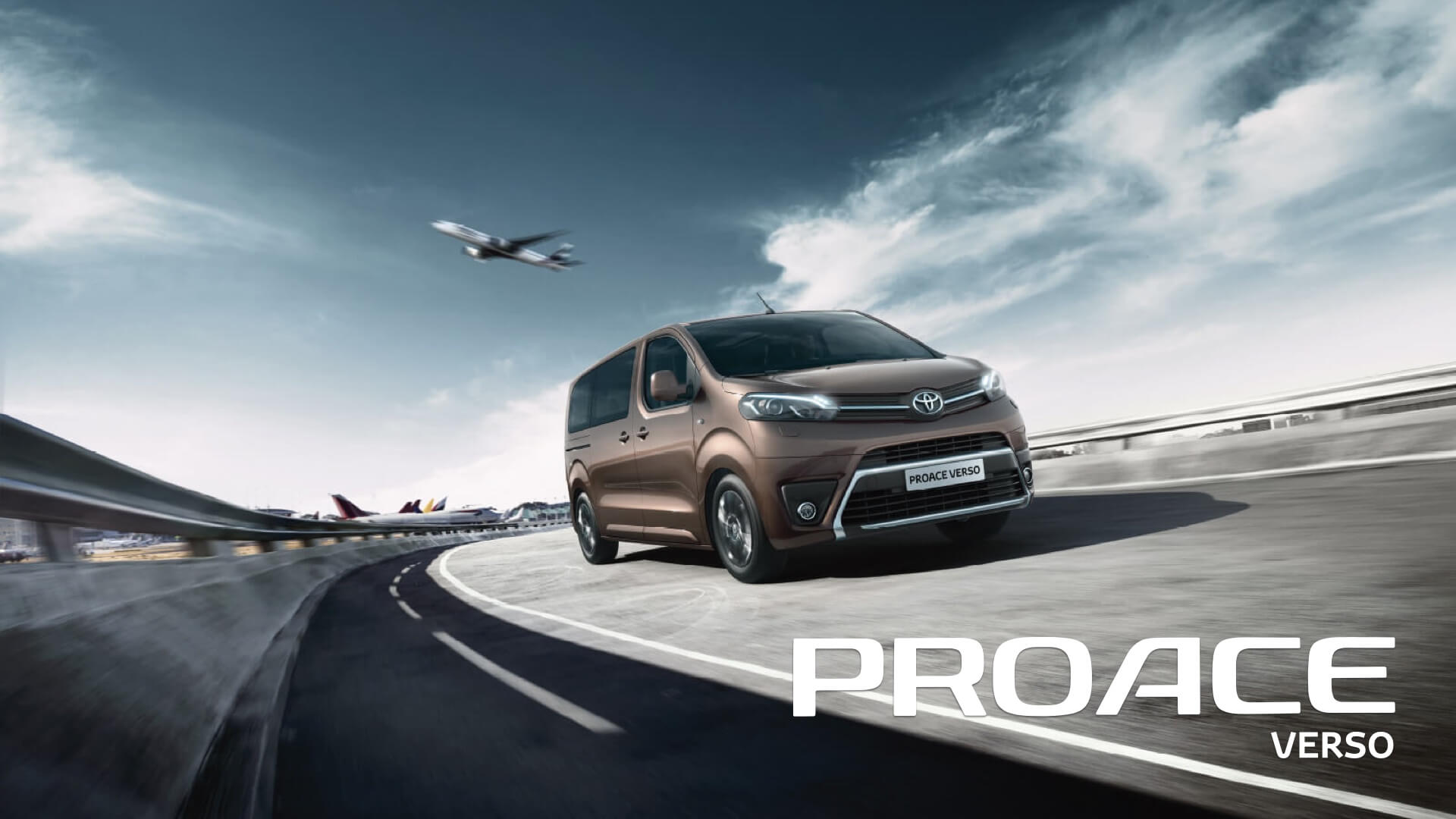 Vista frontal del Toyota Proace Verso en una carretera