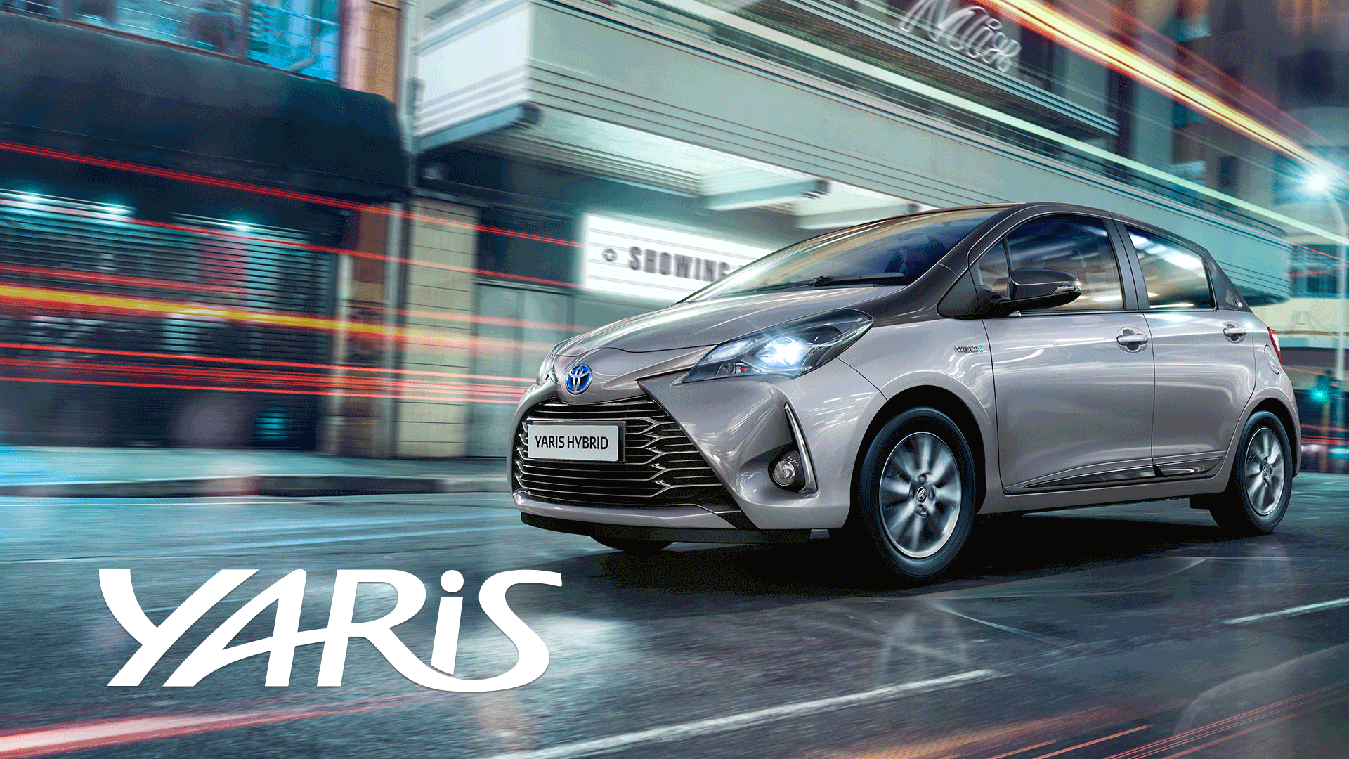 Toyota Yaris gris conduciendo por la calle