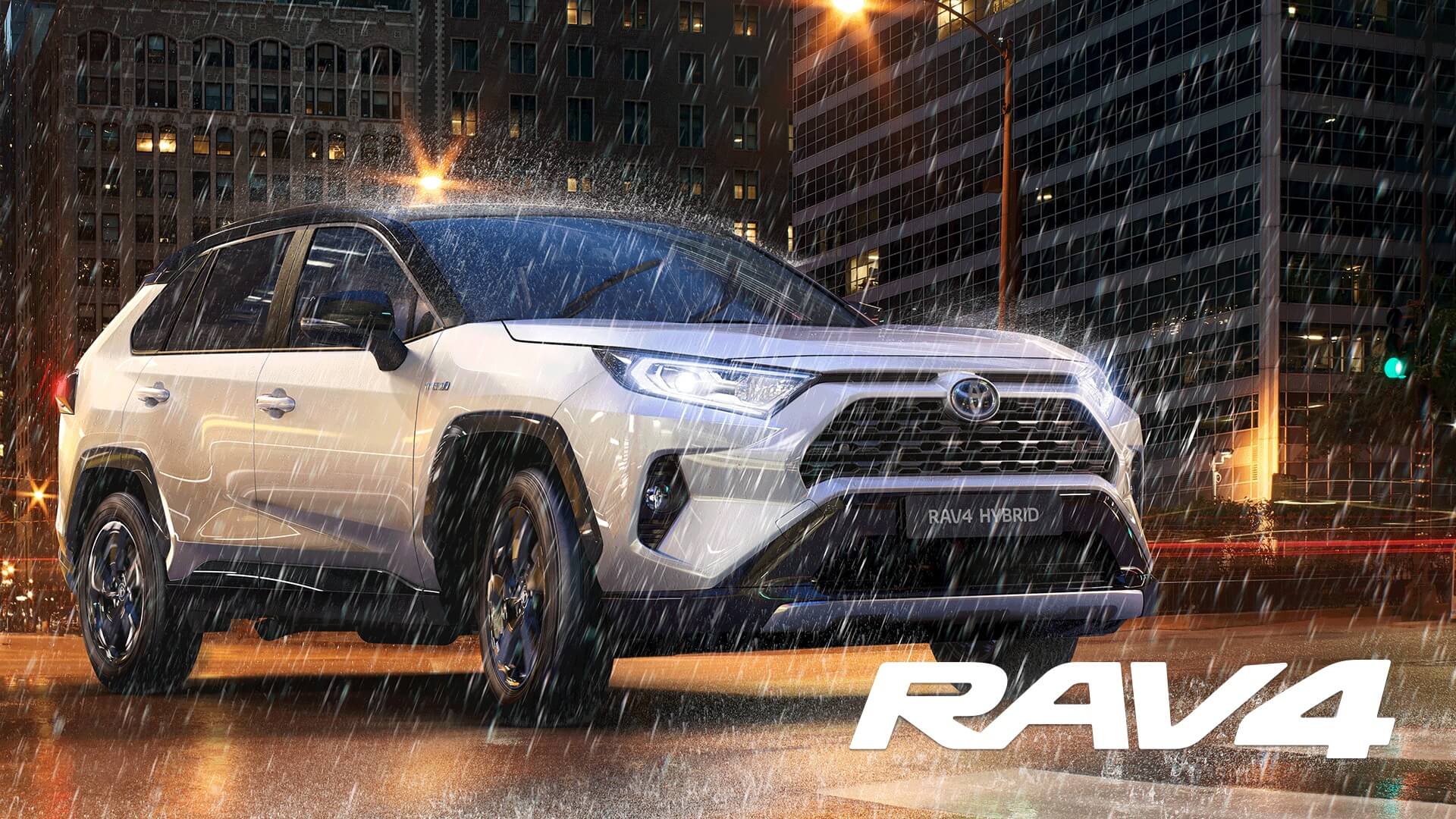 Vista frontal del Toyota Rav 4 bajo la lluvia