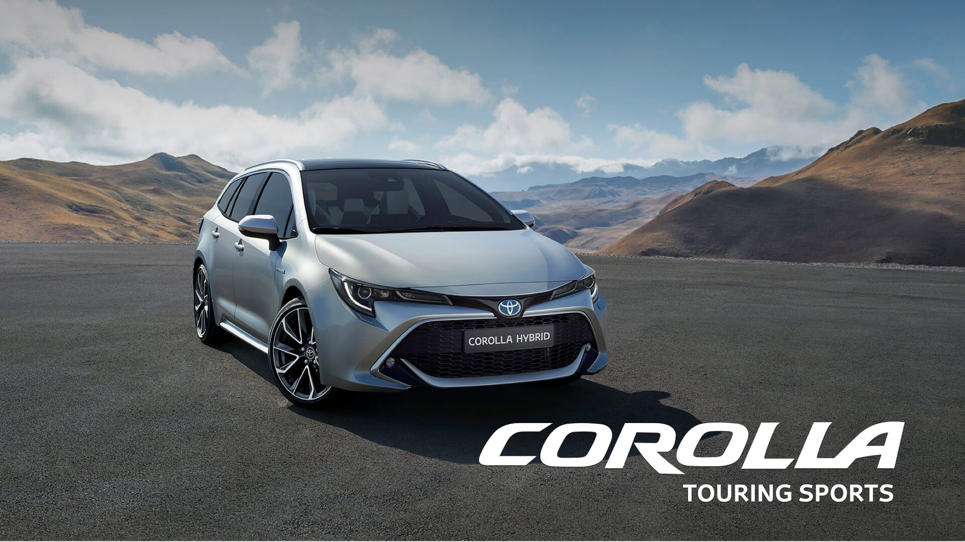Toyota Corolla Touring Sports con una montañas de fondo