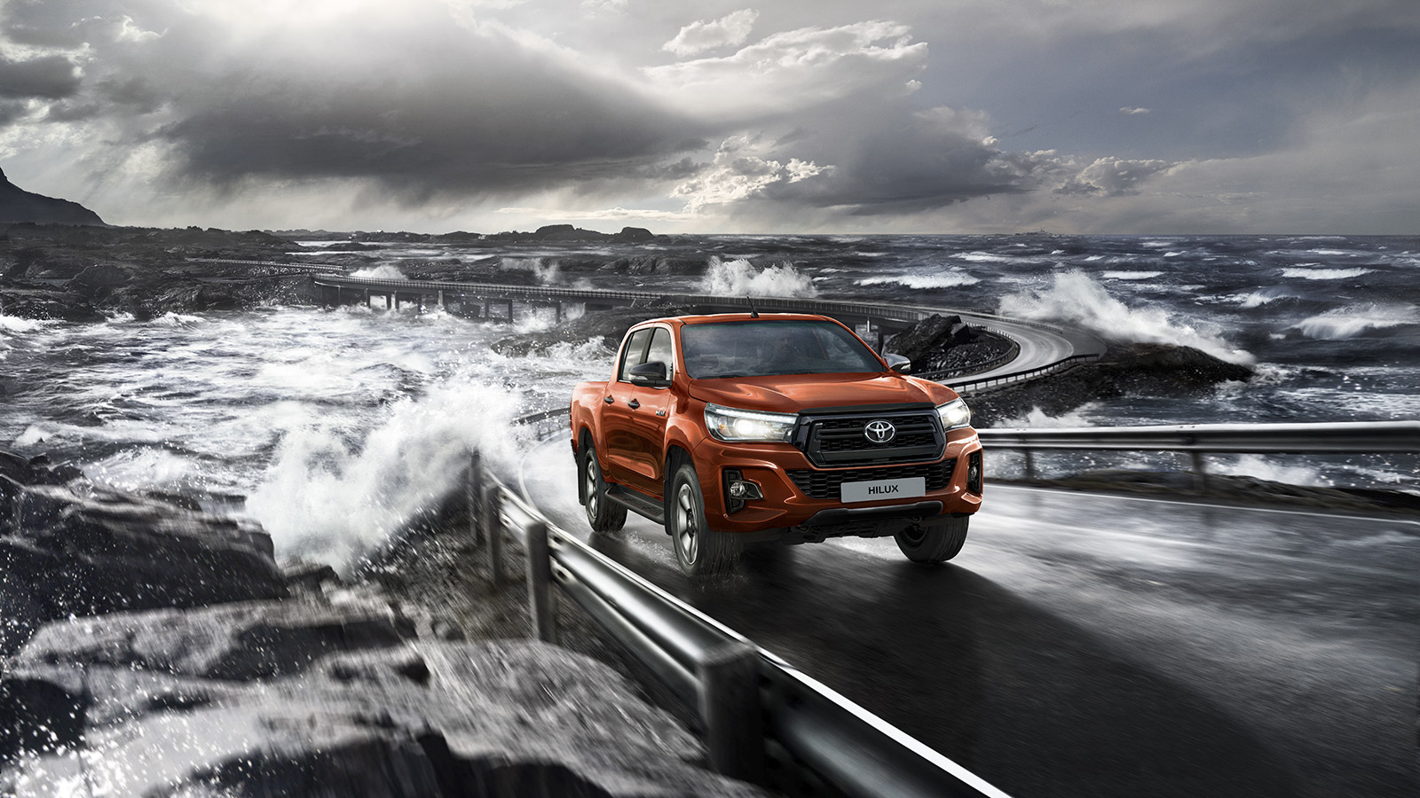 Toyota Hilux en una carretera que se funde con el mar